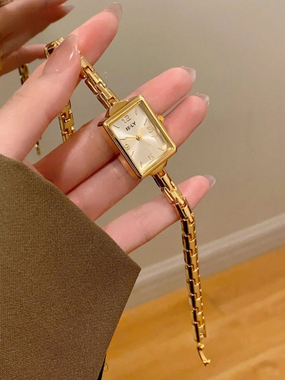 Women's Gold Oval Quartz Watch